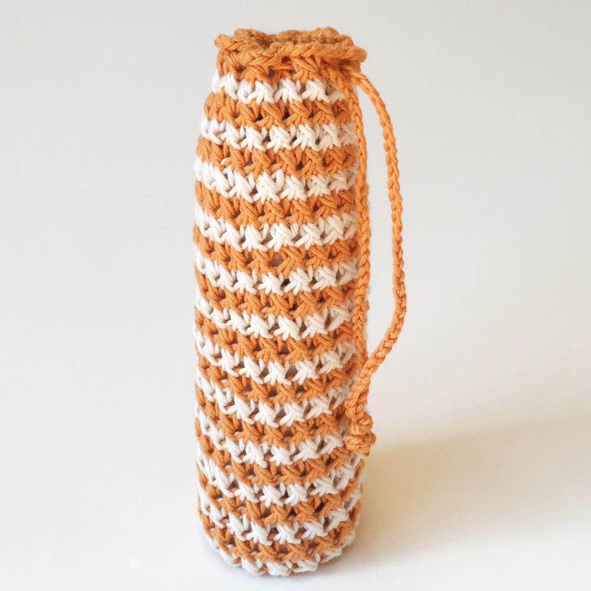 Orange Stricktasche Für Wasserflasche, Sonnencreme Oder Babyflasche von SnugWinterHugs