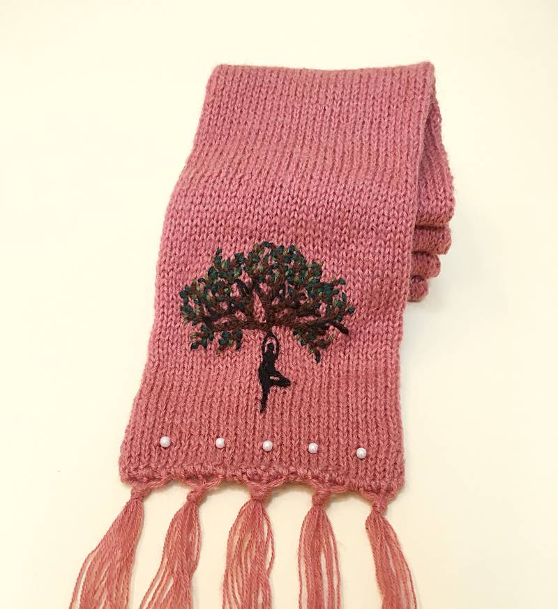 Rosa Strickschal Der Frau Aus Mohair-Mischung Mit Baum Des Lebens Yoga-Stickerei von SnugWinterHugs