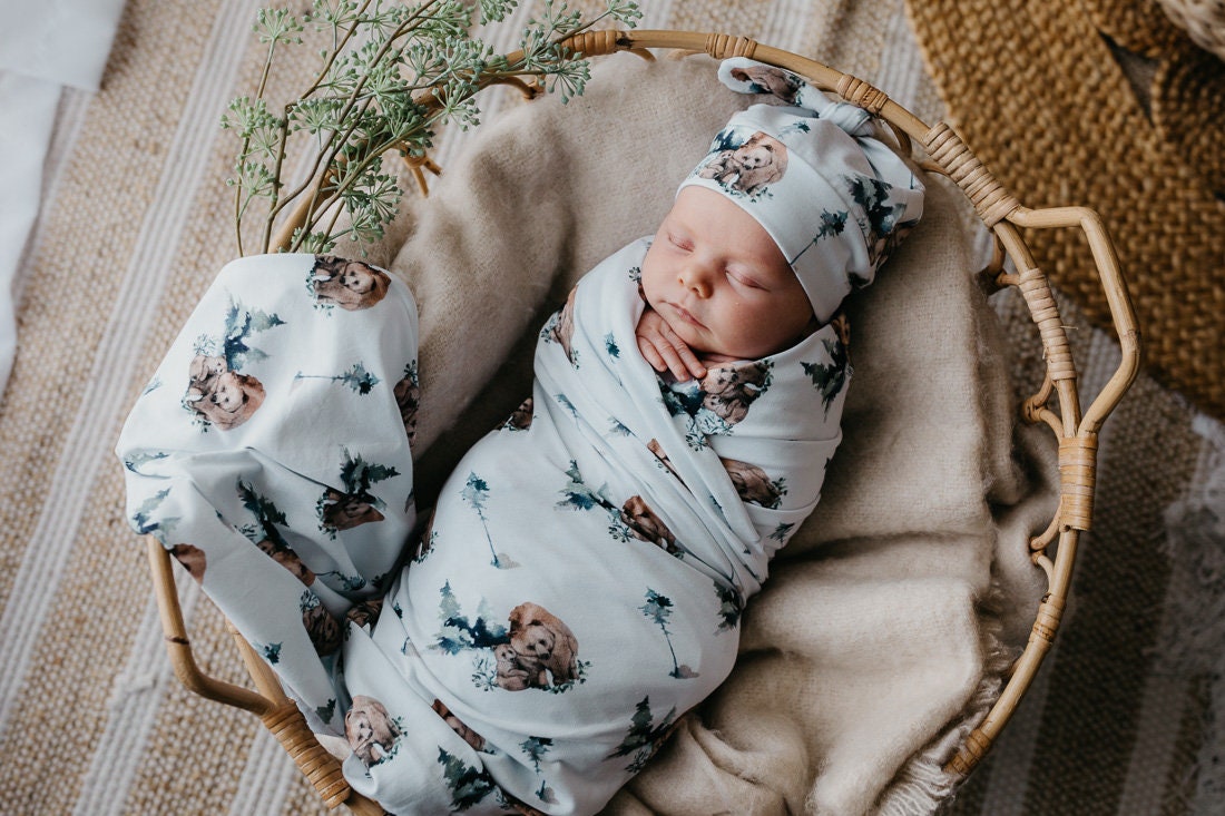 Baby Swaddle Bio Stretch-Decke Set Mit Passender Mütze | Stricktuch Waldwilder Bären Bärenmama Und Grizzly Junge von SnugglyJacks