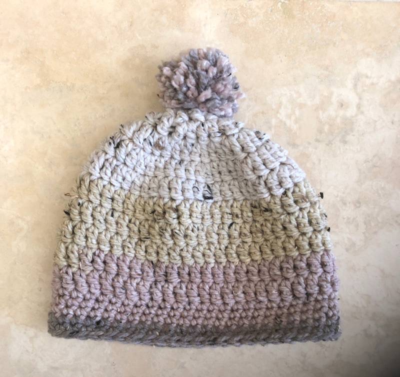Gehäkelten Vier Ton Beenie Mütze Mit Bommel von SnugglyStyle