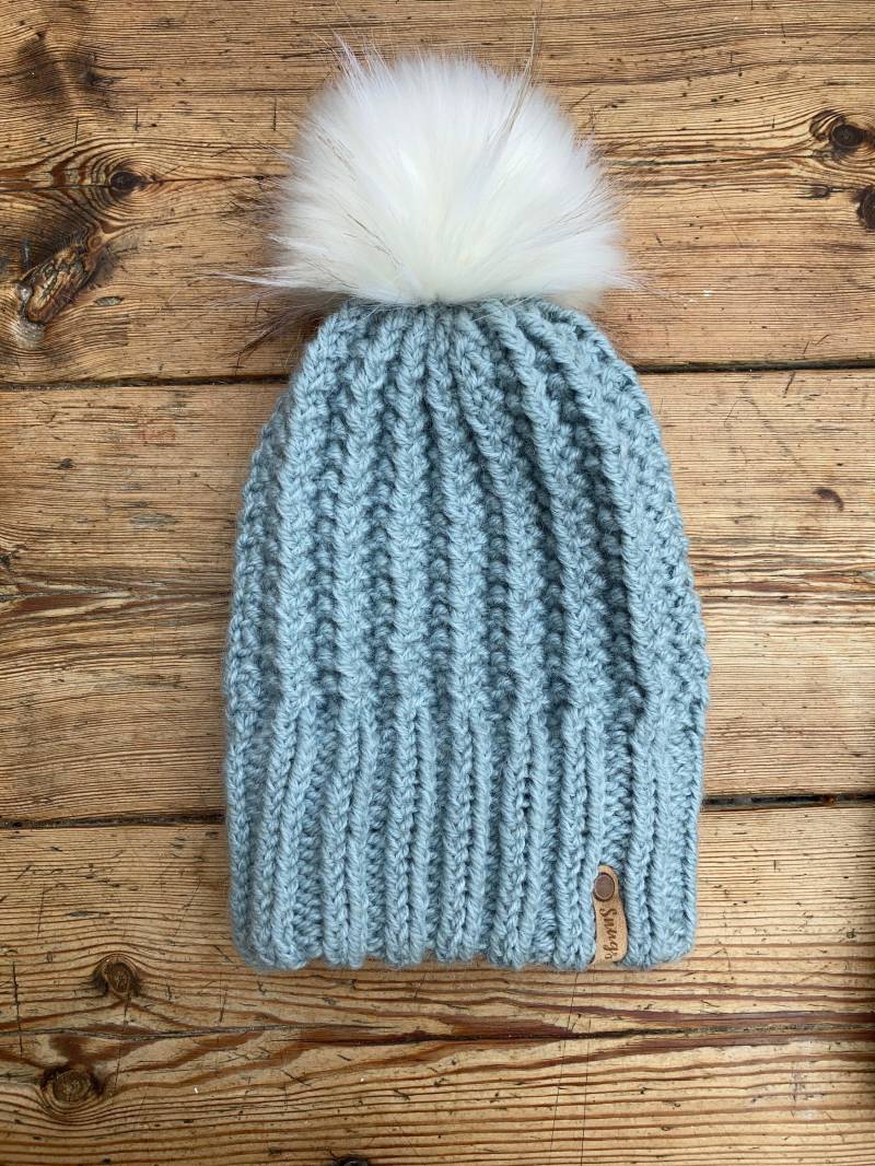 Handgestrickte Wolle Alpaka Mütze Grob Gerippte Mütze Mit Kunstfell Bommel von SnugsHandKnits