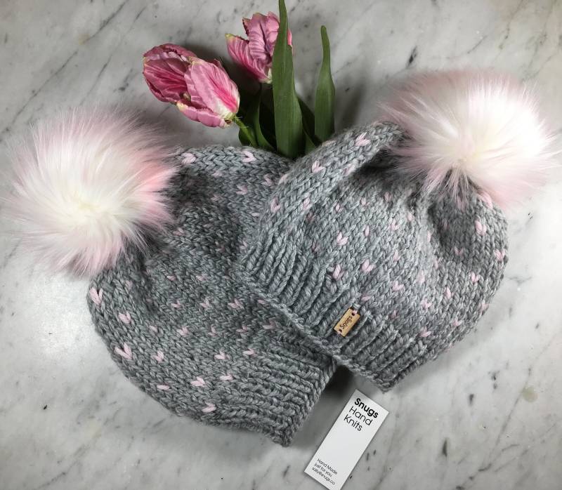 Mama Und Mich + Hand Gestrickte Mützen Leicht Grau, Rosa Faux Pelz Pom von SnugsHandKnits