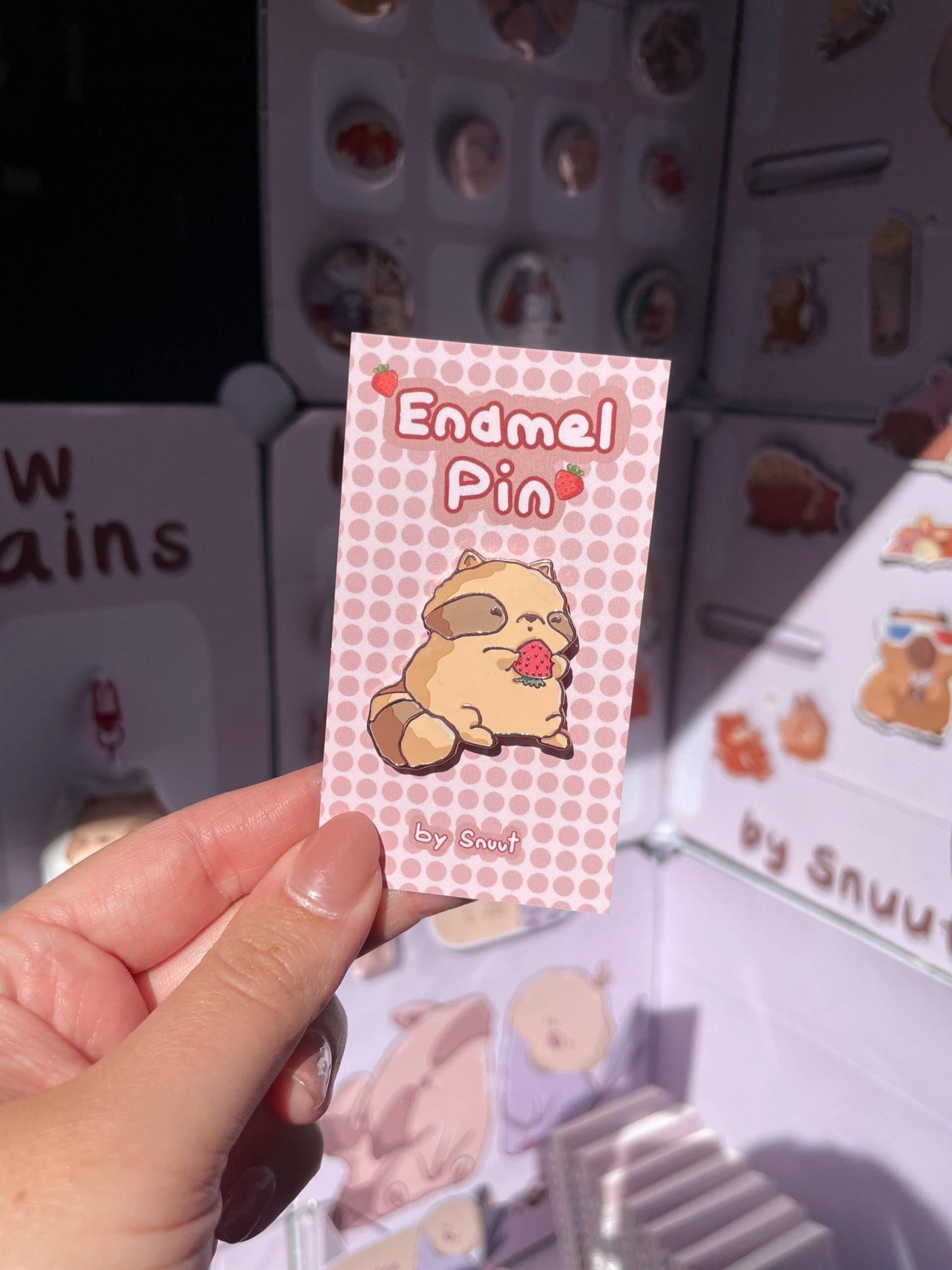 strawberry Racoon Enamel Pin von Snuut