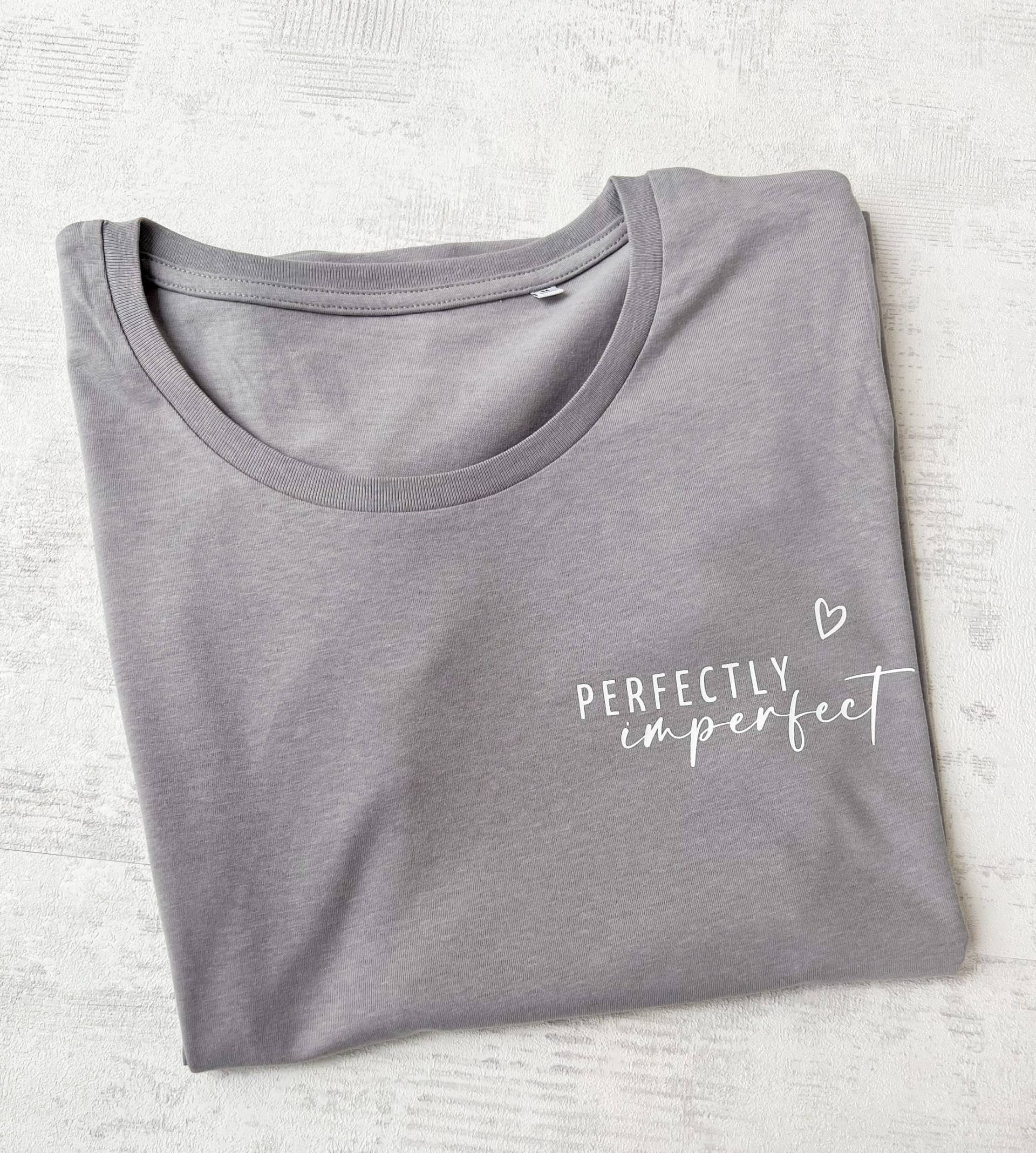 Damen T-Shirt Mit Spruch Perfectly Imperfect/Sweater Statement Statementpulli Grafikshirt Affirmation Minimalistisch Damen T-Shirt Mit Spruch Perfectly Imperfect/Sweater Statement Statementpulli Grafikshirt Affirmation Minimalistisch von Snyggast