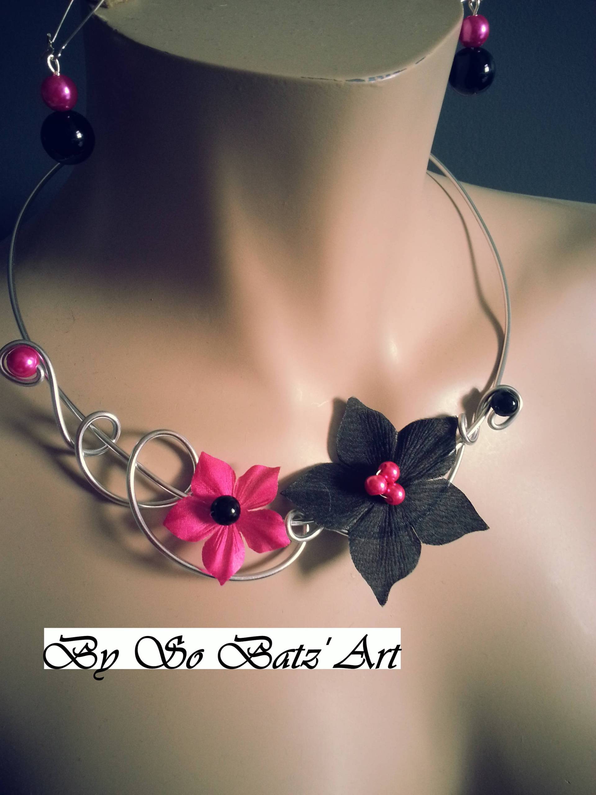 Halskette + Ohrringe "Linqia" Blume Aus Seide Und Perlen Schwarz Fuscia Halskette + Ohrringe "Linqia" Blume Aus Seide Und Perlen Schwarz Fuscia von SoBatzArt