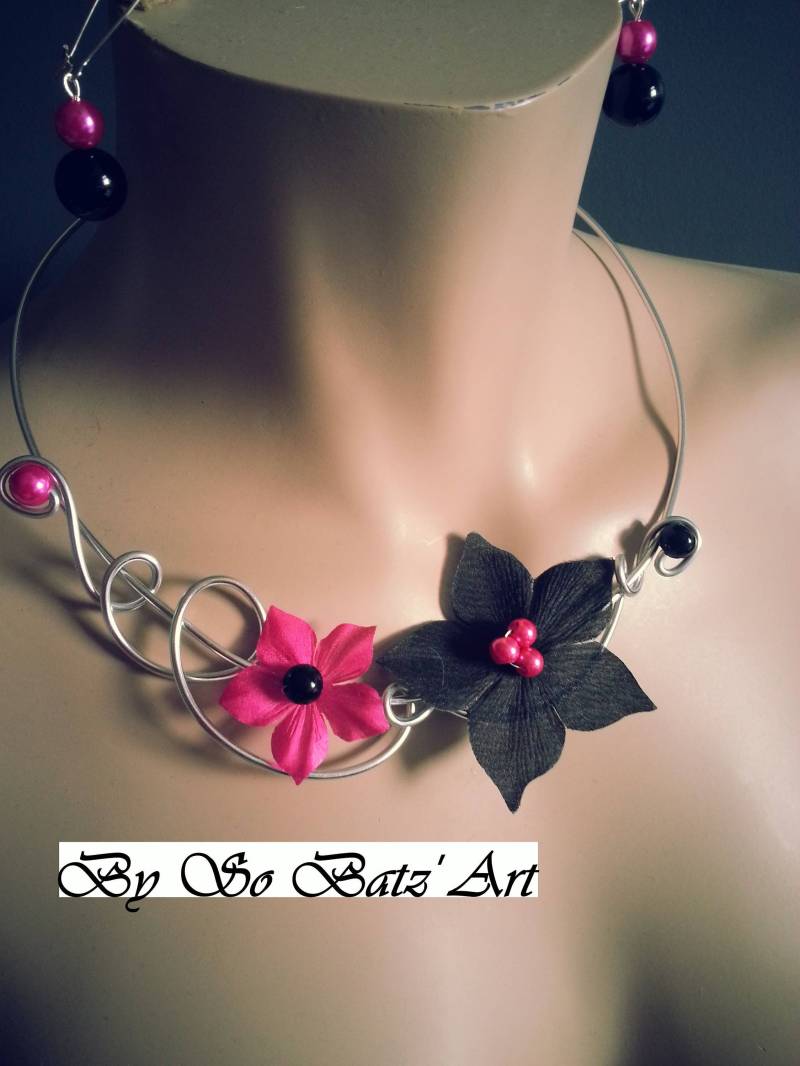 Halskette + Ohrringe "Linqia" Blume Aus Seide Und Perlen Schwarz Fuscia Halskette + Ohrringe "Linqia" Blume Aus Seide Und Perlen Schwarz Fuscia von SoBatzArt