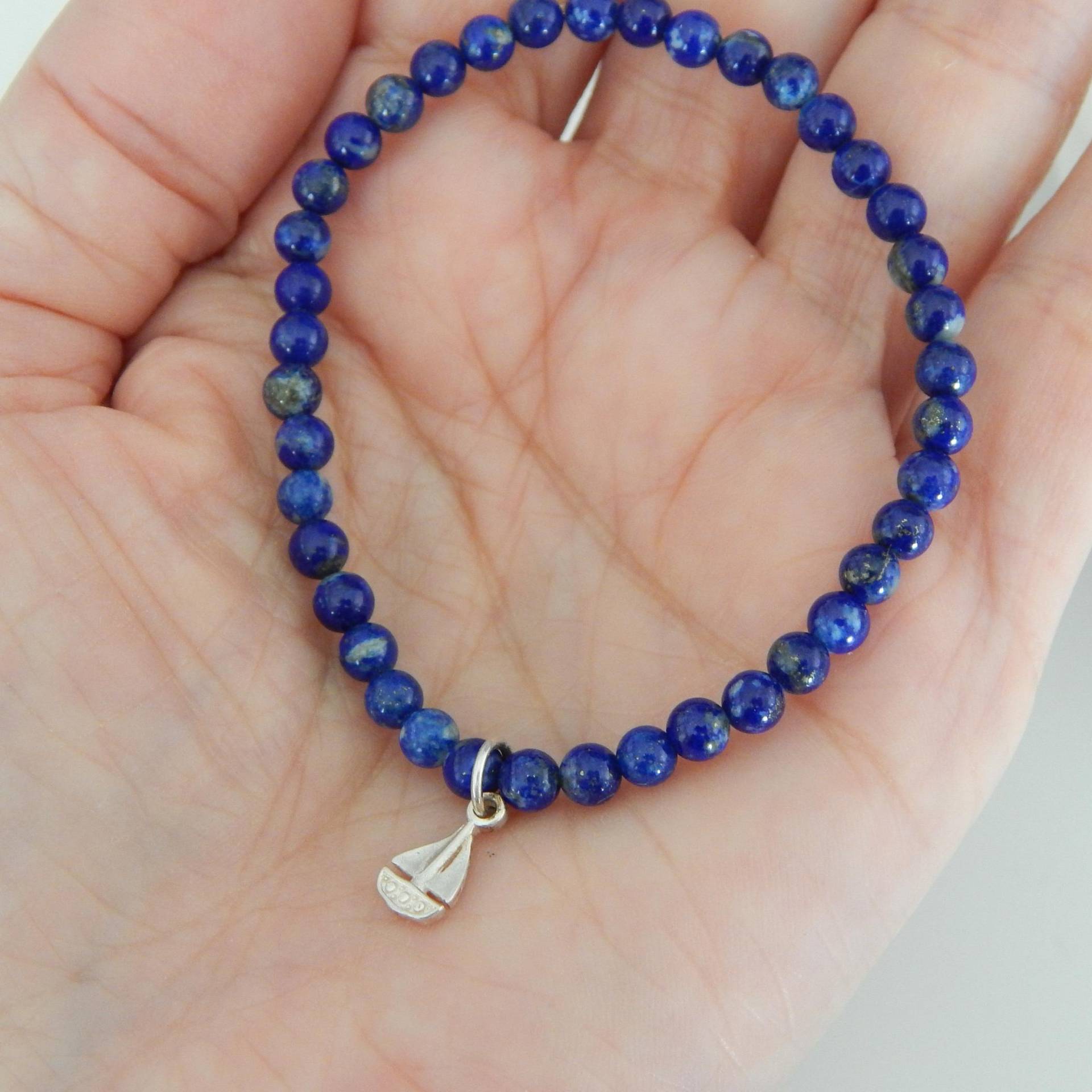 Zierliches Lapis Stretch Armband Mit Sterling Silber Segelboot Anhänger, Boho Chic, Zartes Stacking von SoCalLux