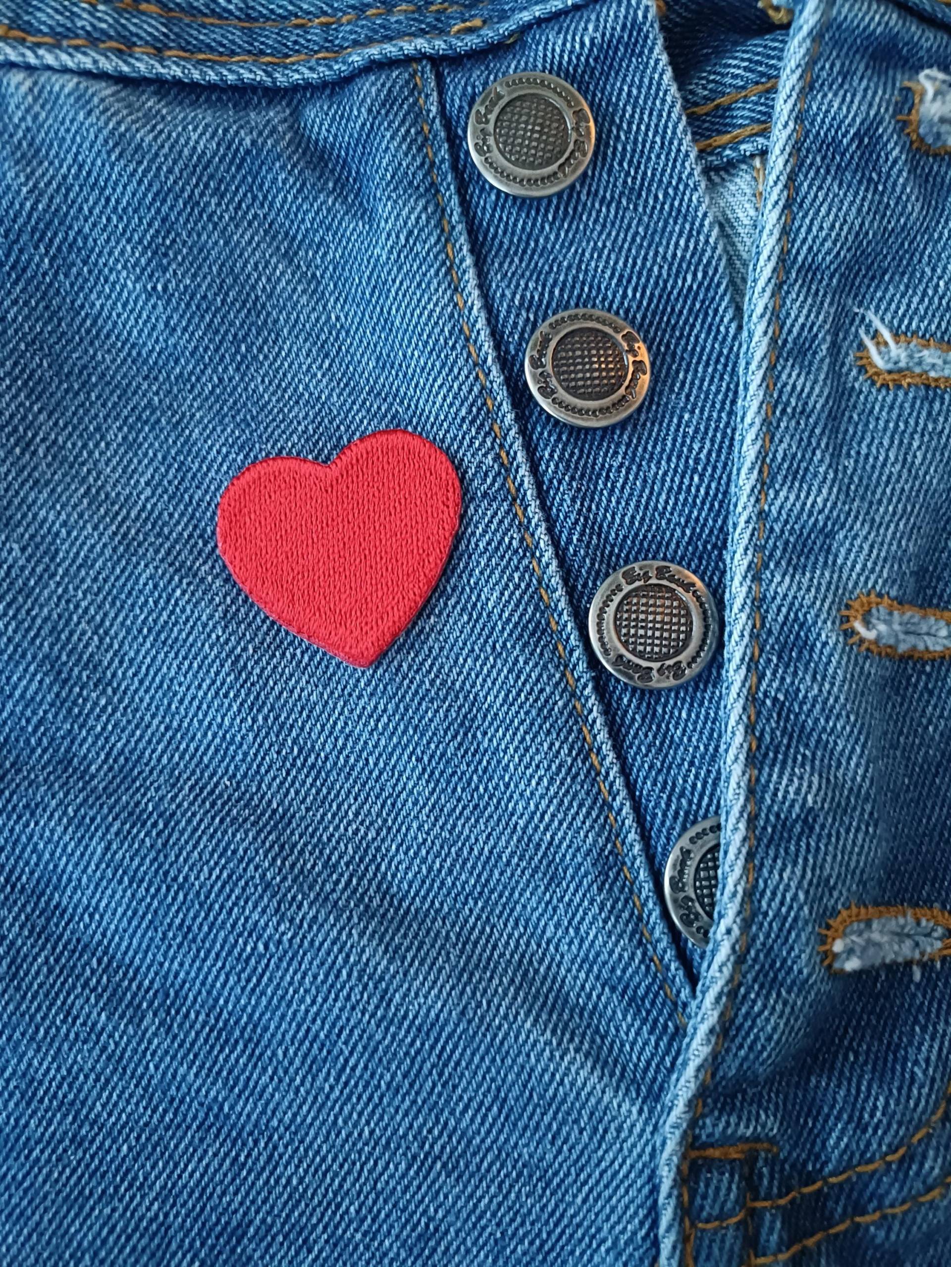 Mini Kleine Rote Herz Aufnäher - Form Patch Zum Aufbügeln Für Jacke, Jeans, Mütze Cool Badge Größe 3, 2 cm | B X 3 | H Mini Kleine Rote Herz Aufnäher - Form Patch Zum Aufbügeln Für Jacke, Jeans, Mütze Cool Badge Größe 3, 2 cm | B X 3 | H von SoCutePatches