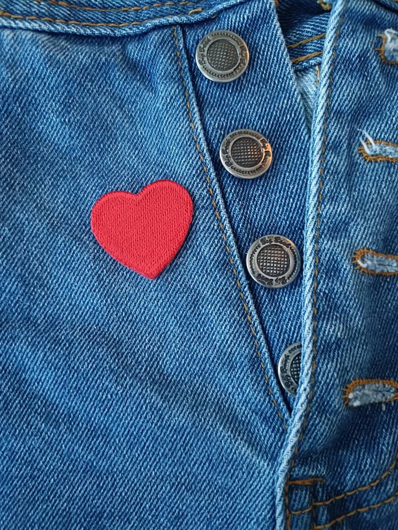 Mini Kleine Rote Herz Aufnäher - Form Patch Zum Aufbügeln Für Jacke, Jeans, Mütze Cool Badge Größe 3, 2 cm | B X 3 | H Mini Kleine Rote Herz Aufnäher - Form Patch Zum Aufbügeln Für Jacke, Jeans, Mütze Cool Badge Größe 3, 2 cm | B X 3 | H von SoCutePatches
