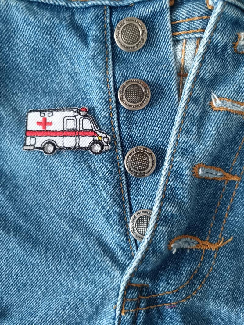 Mini Krankenwagen Aufnäher - Fahrzeug Für Jacken, Jeans, Mützen Coole Badge Größe 4, 7 cm | B X 2, 5 | H Mini Krankenwagen Aufnäher - Fahrzeug Für Jacken, Jeans, Mützen Coole Badge Größe 4, 7 cm | B X 2, 5 | H von SoCutePatches