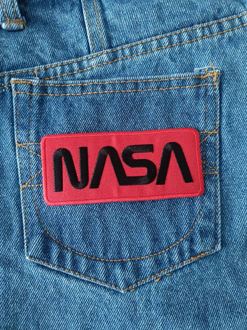 Nasa Space Logo Schwarz Auf Rot Patch Cooles Abzeichen Aufnäher Für Jacken Jeans Mützen T-Shirt Diy Einzigartiges Geschenk von SoCutePatches
