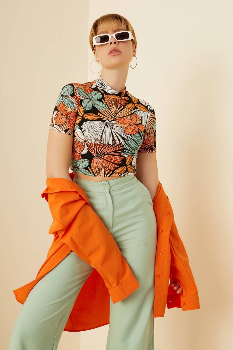 Blatt Modell Crop Top, Kurzarm Top Mit Blumenmuster, Mock Neck Halbrollkragen, Sommerbluse, Bluse Zierlichem Druck, Trendiges von SoHoChiic