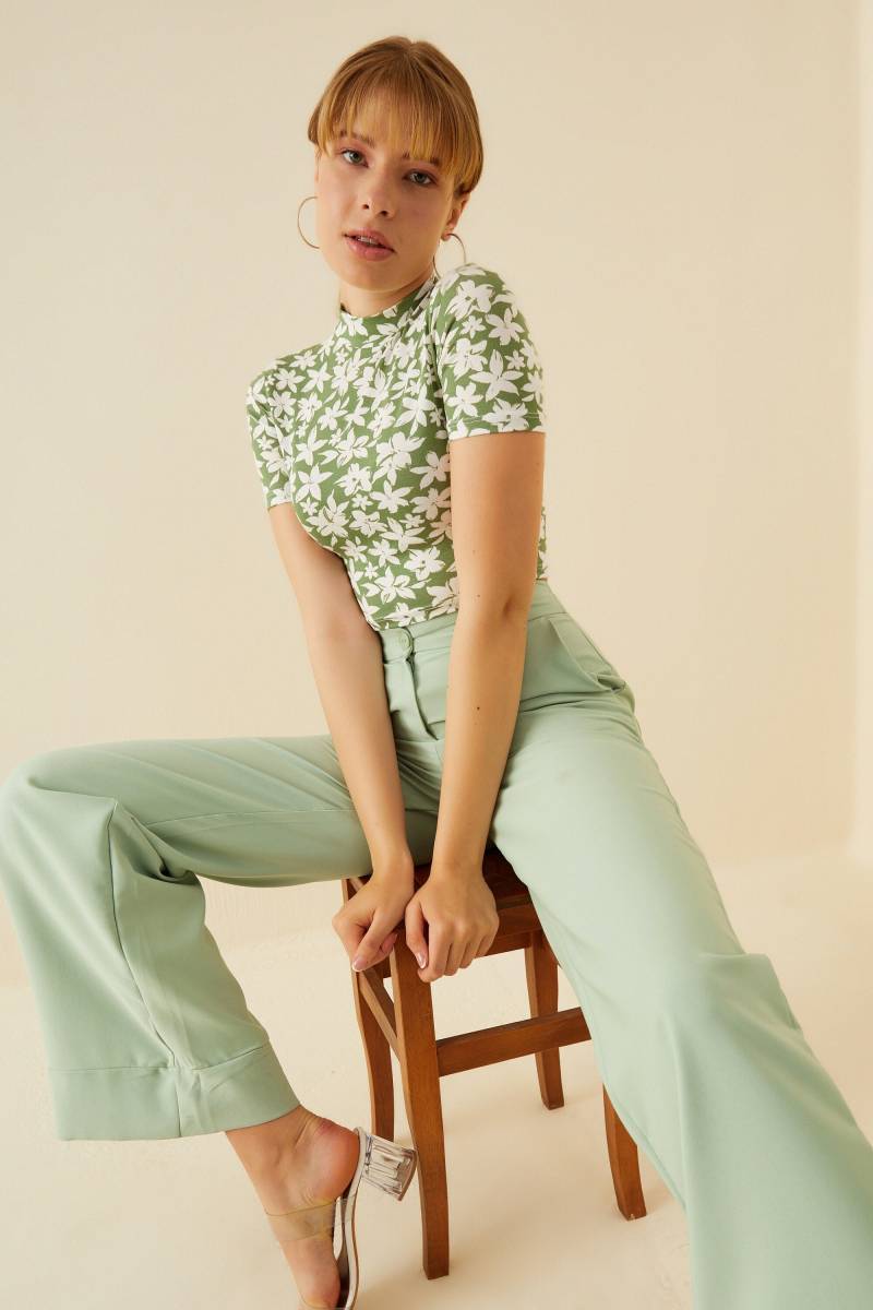Grün-Weiß Florak Crop-Bluse, Kurzarm-Bluse Mit Hohem Hals, Halber Rollkragen-Baumwoll-Crop-Top, Lässige Sommerbluse, Modernes Top von SoHoChiic