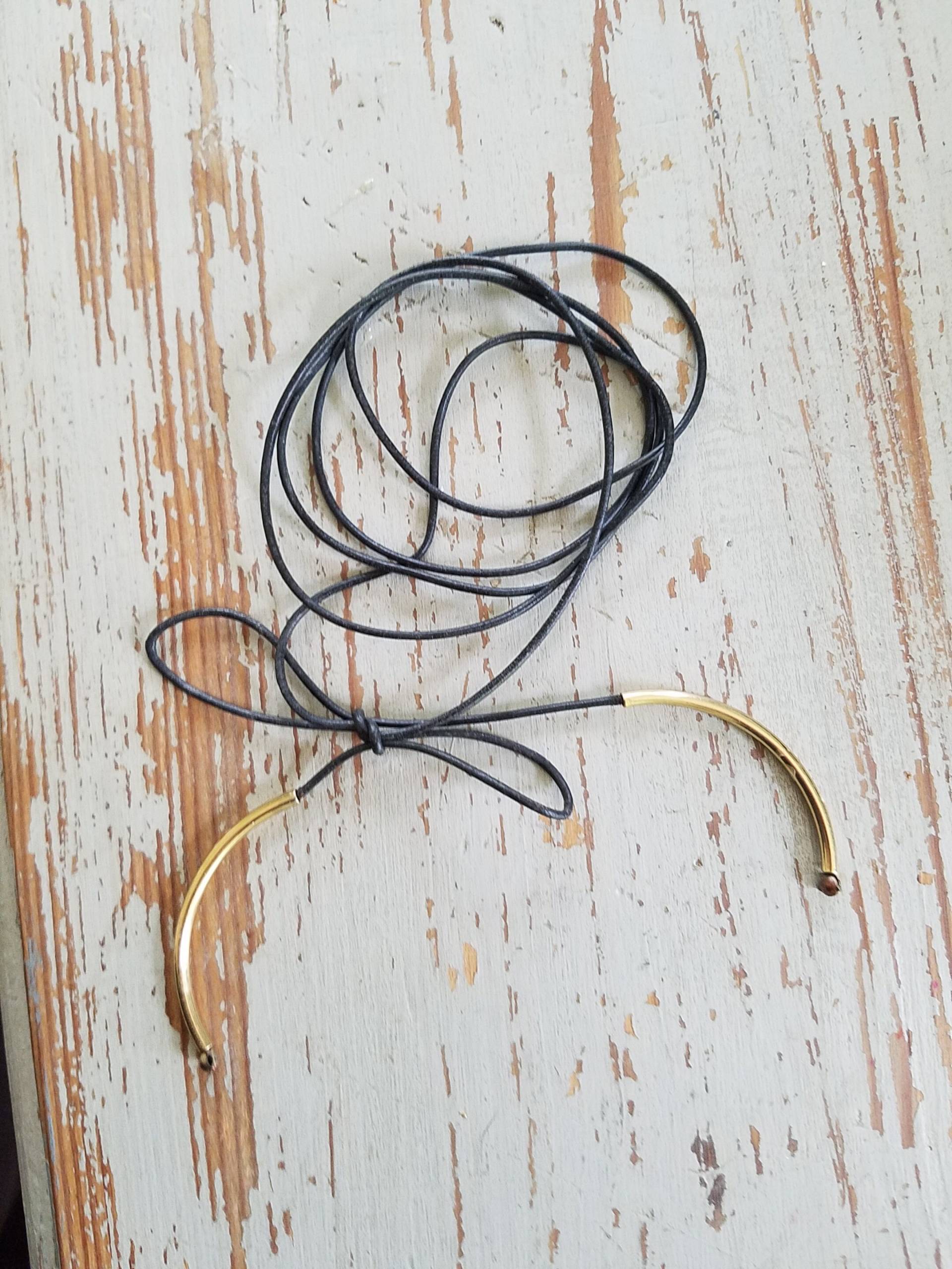 Multi-Wrap-Leder-Halsband Mit Goldfarbenen Metall-Endelementen Multi-Wrap-Leder-Halsband Mit Goldfarbenen Metall-Endelementen von SoInSoOut