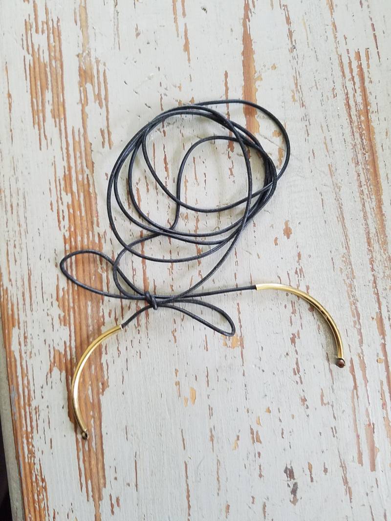 Multi-Wrap-Leder-Halsband Mit Goldfarbenen Metall-Endelementen Multi-Wrap-Leder-Halsband Mit Goldfarbenen Metall-Endelementen von SoInSoOut