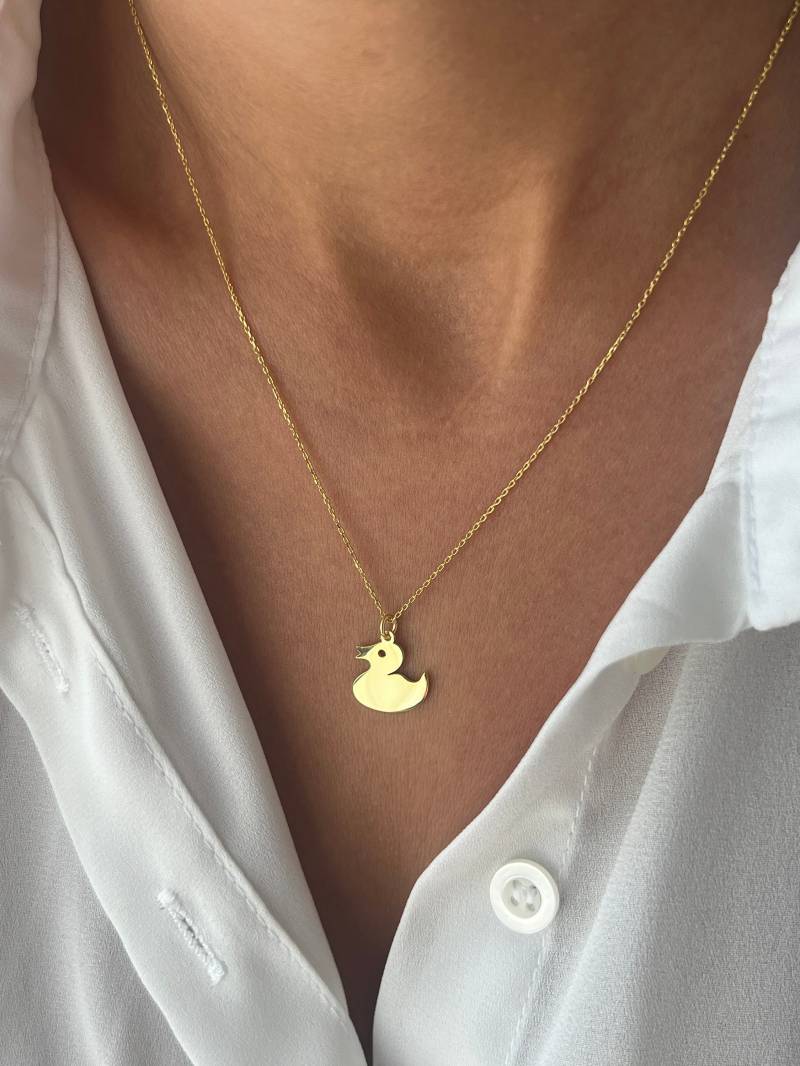 Ente Halskette 14K Vergoldet Gummi Anhänger Kunststoff Quak-Quak Lustiger Schmuck Tier von SoMiniJewelry