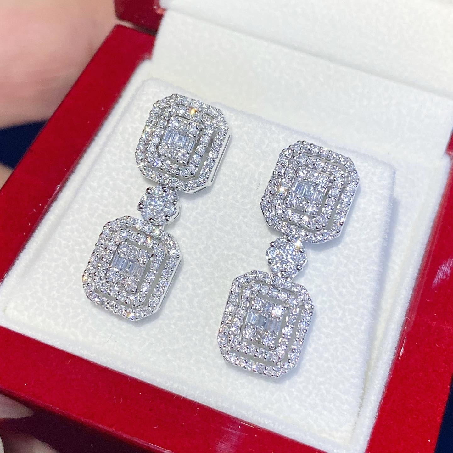 1.68Tcw Smaragd Geschnitten Vs Diamant Illusion Natürliche 18K Massives Weißgold Handgefertigte Ohrringe Baumeln Hochzeit Geschenk Retacgular von SoPerfectJewelry