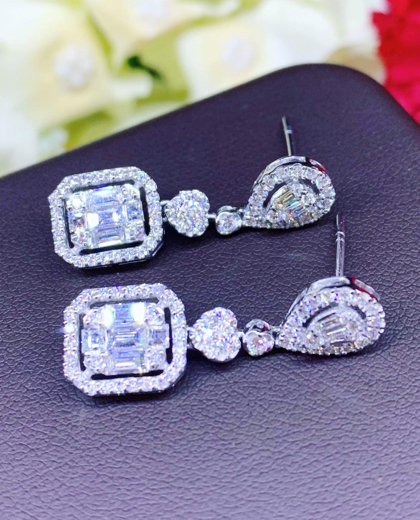 1.95Tcw Smaragd Schliff Diamant Illusion Natural 18K Massiv Weiß Gold Handgemacht Ohrringe Baumelnd Hochzeit Geschenk Retacgular Unsichtbar von SoPerfectJewelry