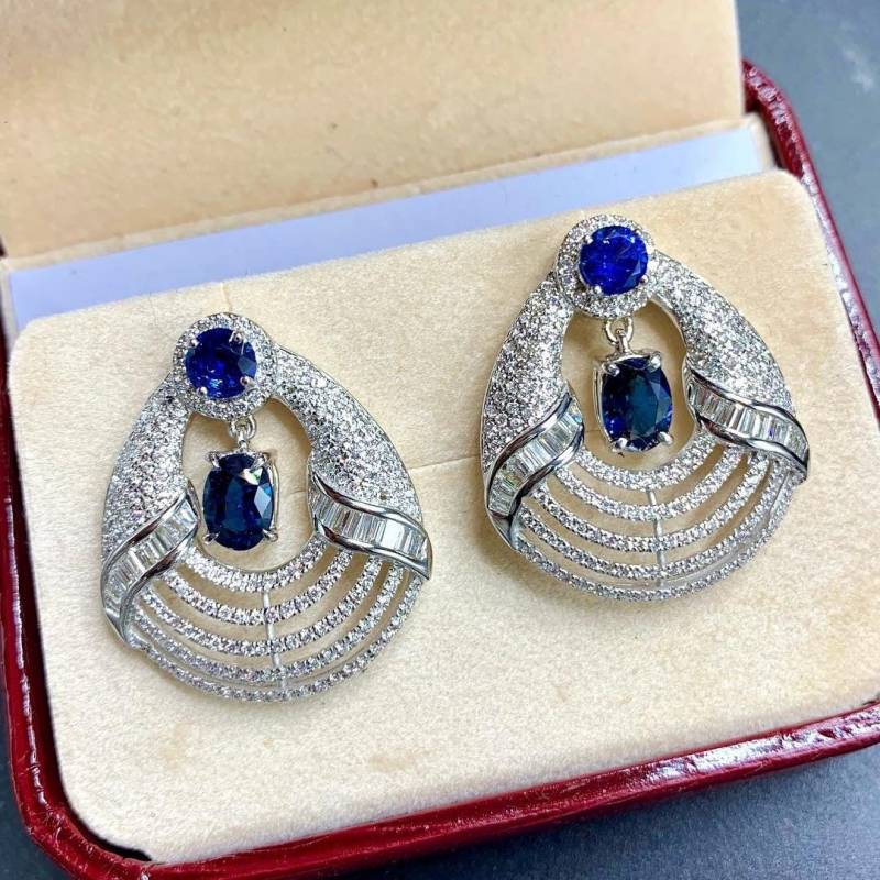 Atemberaubende 5.60Tcw Baumeln Ceylon Blau Saphir Vs Diamanten 18K Weißgold Handgefertigte Ohrringe Natürliche Kronleuchter Hochzeit Kornblume Stud von SoPerfectJewelry