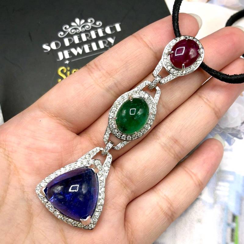 Enorme 43.60Tcw Weiß Rubin Smaragd Tansanit Diamanten 18K Solid Gold Anhänger Halskette Handgefertigt Tri-Color Drei Stein, Die Art-Deco-Cabochon Set von SoPerfectJewelry