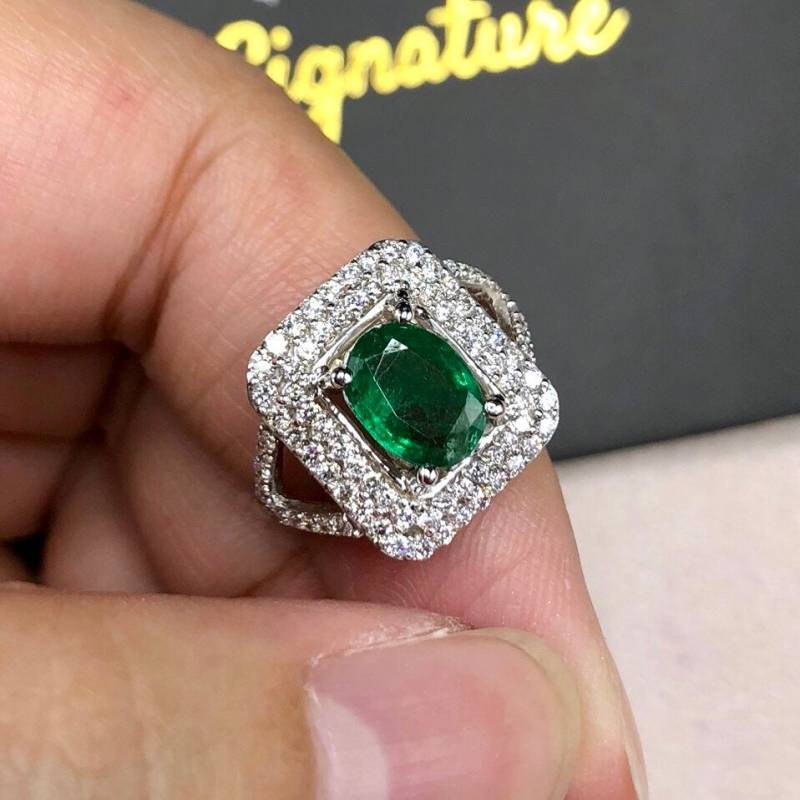 Funkelnder 1.70Tcw Smaragd & Vs Diamanten in 750 Weißgold Ring Verlobung Hochzeit Zambian Double Halo Moderne Natürliche Kunst von SoPerfectJewelry