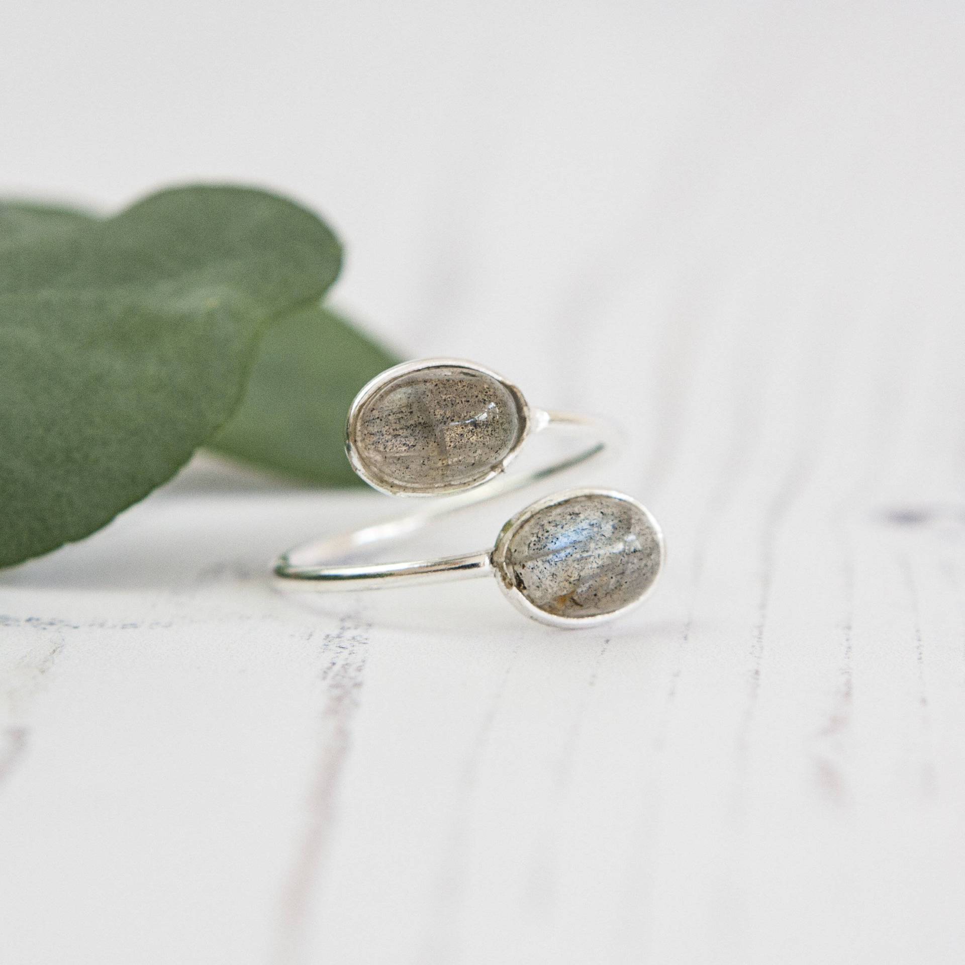 Offener Verstellbarer Sterling Silber Ring Mit Zwei Labradorite Edelsteinen - Handgemachter Offener Verstellbarer Sterling Silber Ring Mit Zwei Labradorite Edelsteinen - Handgemachter von SoSilverUK