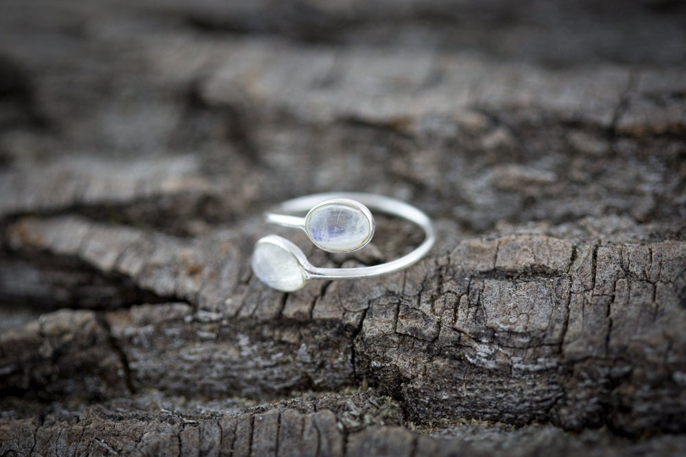 Offener Verstellbarer Sterling Silber Ring Mit Zwei Regenbogen Mondstein Edelsteinen - Handgemachter Offener Verstellbarer Sterling Silber Ring Mit Zwei Regenbogen Mondstein Edelsteinen - Handgemachter von SoSilverUK