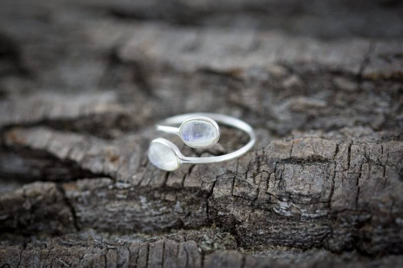 Offener Verstellbarer Sterling Silber Ring Mit Zwei Regenbogen Mondstein Edelsteinen - Handgemachter Offener Verstellbarer Sterling Silber Ring Mit Zwei Regenbogen Mondstein Edelsteinen - Handgemachter von SoSilverUK