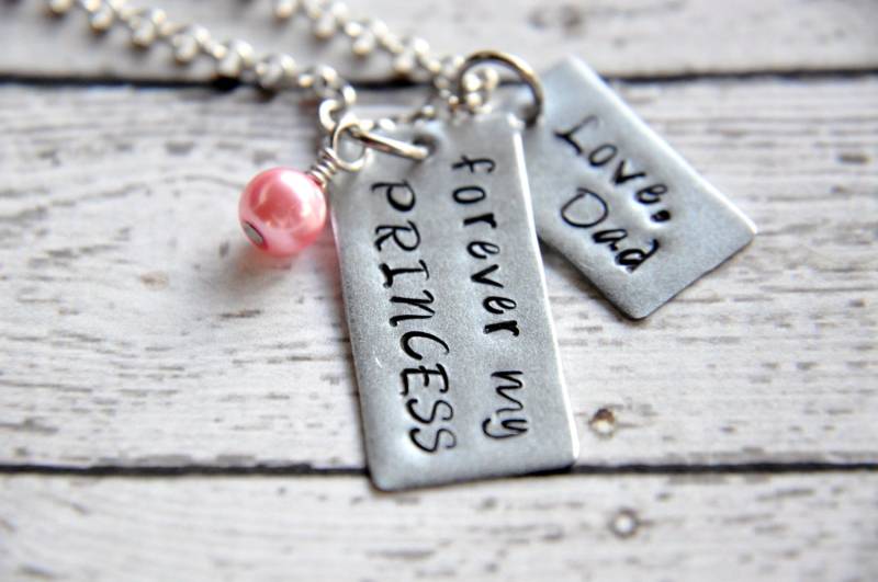 Handgestempelte Prinzessin Halskette Vater Tochter Geschenk Mit Rosa Perle Handgestempelte Prinzessin Halskette Vater Tochter Geschenk Mit Rosa Perle von SoSimplyQuaint