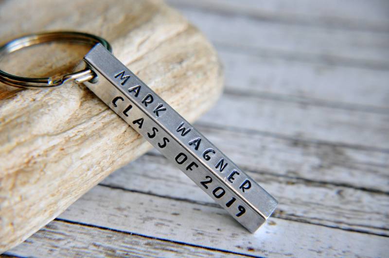 Personalisierte Abschluss Schlüsselanhänger Hand Gestempelt Aluminium, Klasse Von 2025 von SoSimplyQuaint