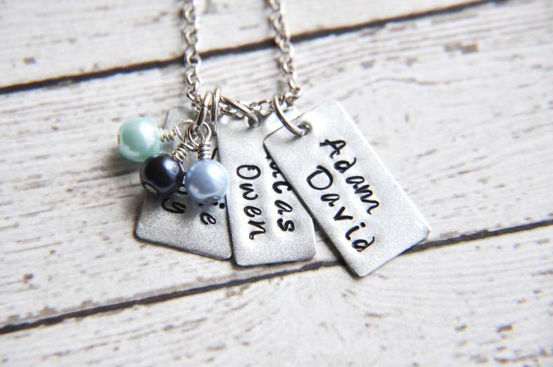 Personalisierte Name Halskette Hand Gestempelt Stahl Tags, Birthstone Perle Akzente Personalisierte Name Halskette Hand Gestempelt Stahl Tags, Birthstone Perle Akzente von SoSimplyQuaint