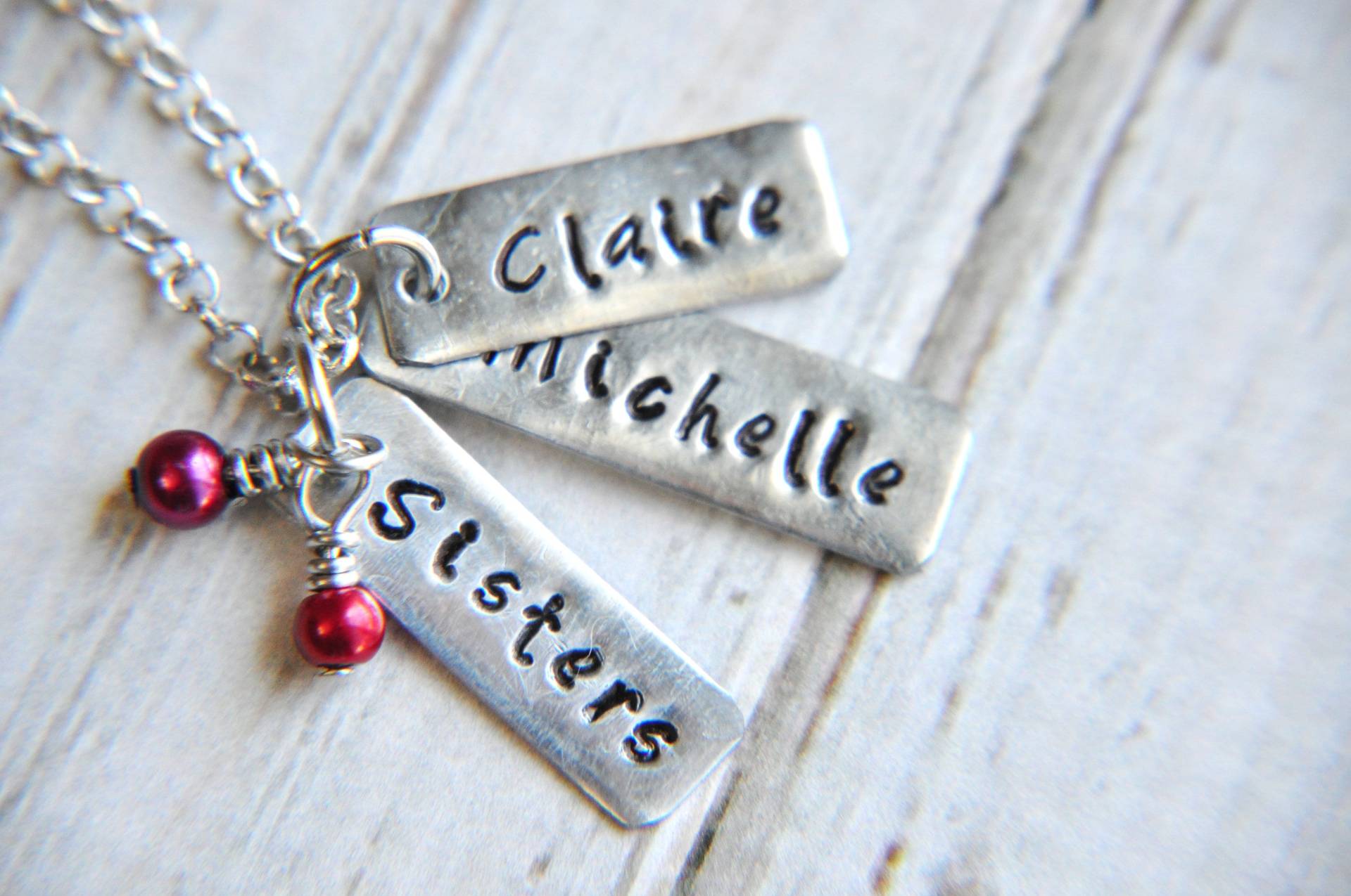 Personalisierte Schwester Halskette Handgestempelte Namen Tags Mit Geburtsstein Perle Personalisierte Schwester Halskette Handgestempelte Namen Tags Mit Geburtsstein Perle von SoSimplyQuaint