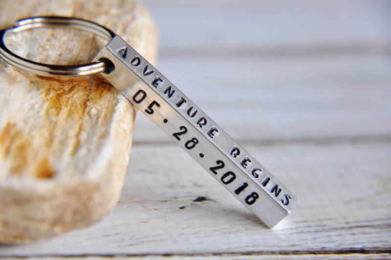 Personalisierter Schlüsselanhänger, Abschlussfeier, Verlobungsgeschenk, Hochzeitsgeschenk, Paargeschenke von SoSimplyQuaint