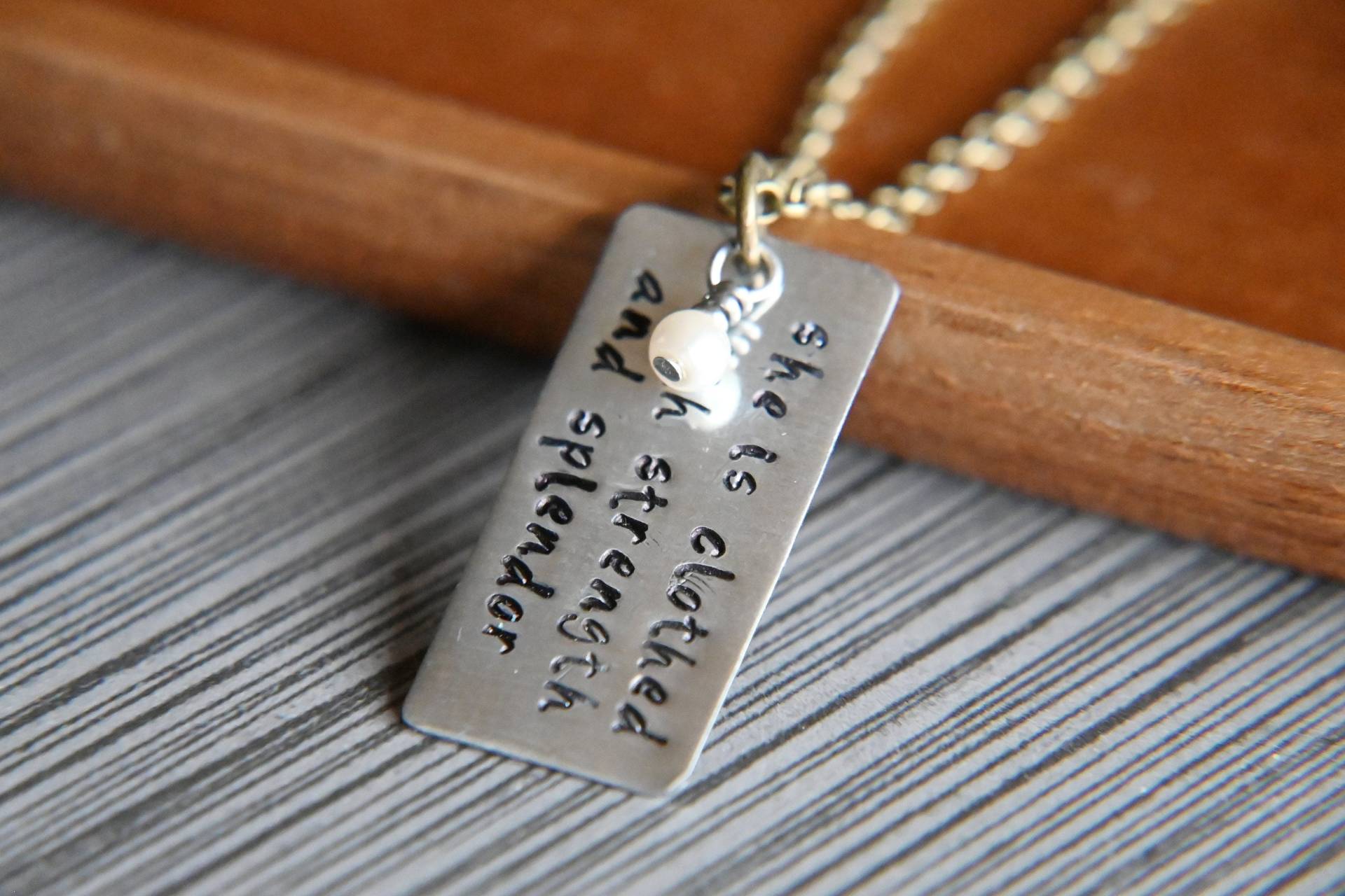 Schrift Schmuck - Christliche Geschenke Sie Ist Mit Stärke Bekleidet Christlicher Geschenk Für Mutter Sprüche 31 25 Jw Schrift Schmuck - Christliche Geschenke Sie Ist Mit Stärke Bekleidet Christlicher Geschenk Für Mutter Sprüche 31 25 Jw von SoSimplyQuaint