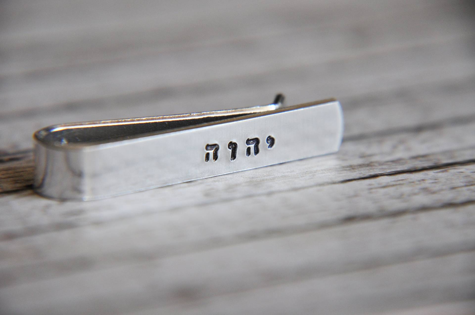 Tetragrammaton Krawattenklammer - Geschenk Zur Taufe Yaweh Yhwh 1, 5 "Personalisierte Jw Convention Geschenke Geschenke." Tetragrammaton Krawattenklammer - Geschenk Zur Taufe Yaweh Yhwh 1, 5 "Personalisierte Jw Convention Geschenke Geschenke." von SoSimplyQuaint