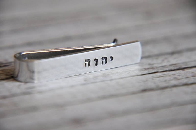 Tetragrammaton Krawattenklammer - Geschenk Zur Taufe Yaweh Yhwh 1, 5 "Personalisierte Jw Convention Geschenke Geschenke." Tetragrammaton Krawattenklammer - Geschenk Zur Taufe Yaweh Yhwh 1, 5 "Personalisierte Jw Convention Geschenke Geschenke." von SoSimplyQuaint