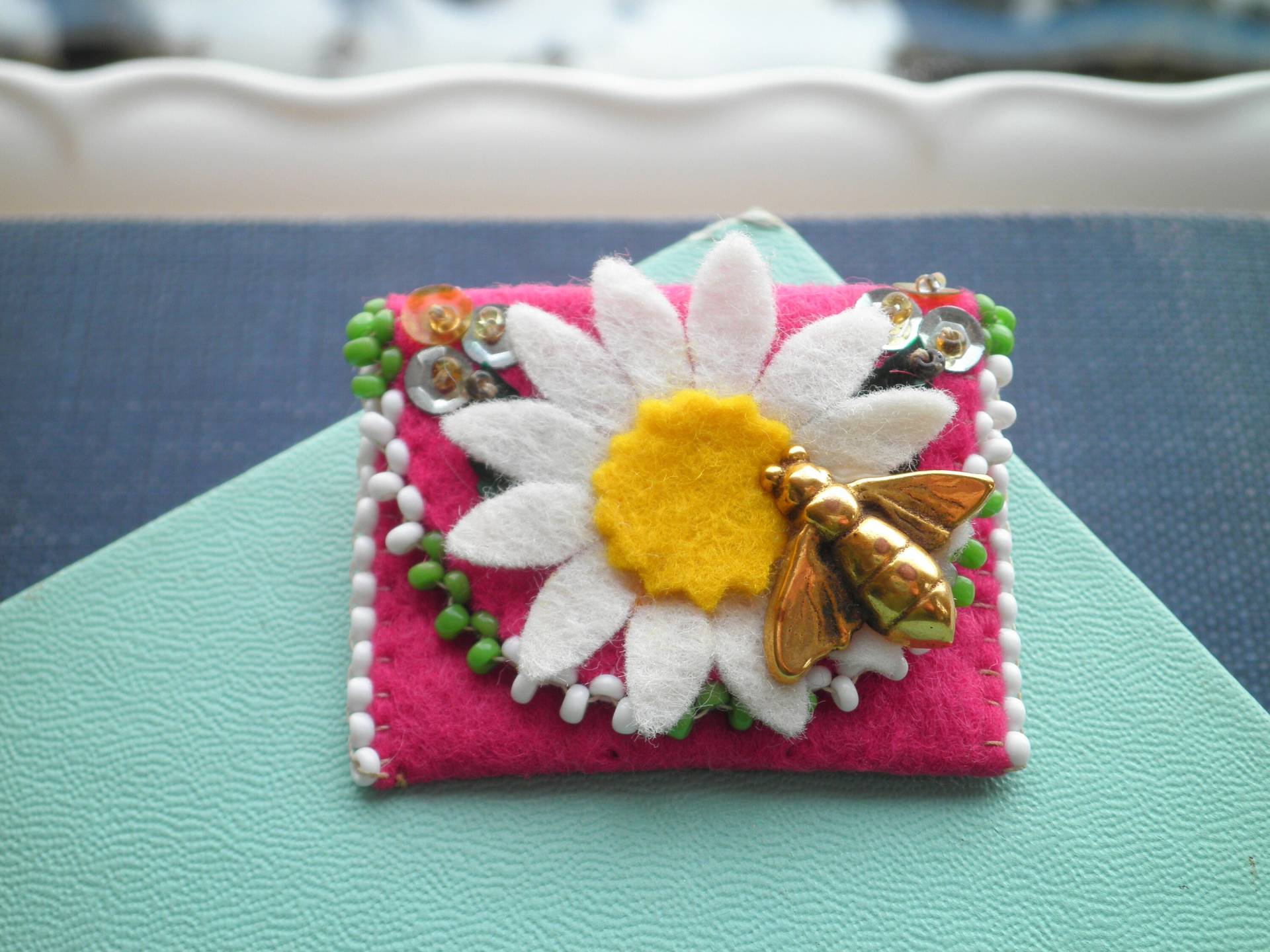 Blume Geldbörse Brosche - Weißes Gänseblümchen & Biene Rosa Filz Mini Geldbörse/Clutch-Pin Fuchsie Münze Beutel Fibre Art Retro Schmuck Eco Geschenk von SoVeryCharming