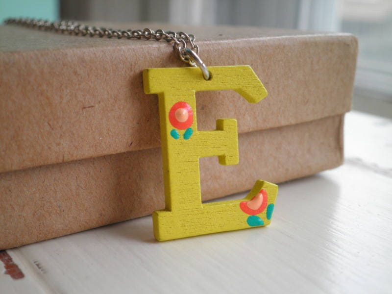 Buchstabe E Initial Halskette - Handbemaltes Holz Anhänger Personalisierter Schmuck Geschenk, Gelbes + Winzige Orange Blumen Boho Floral Charm von SoVeryCharming