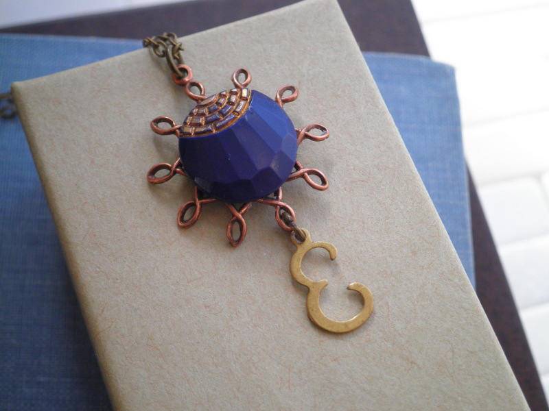 Buchstabe E Vintage Knopf Charm Halskette - Art Deco Mixed Metall Initial Anhänger Blauer Glasknopf & Personalisierte Boho Schmuck Geschenk von SoVeryCharming