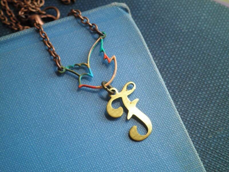 Buchstabe F Anhänger Halskette - Vintage Messing Kursive Initiale & Vogel Silhouette Boho Personalisierter Schmuck Retro Geschenk Für Sie von SoVeryCharming