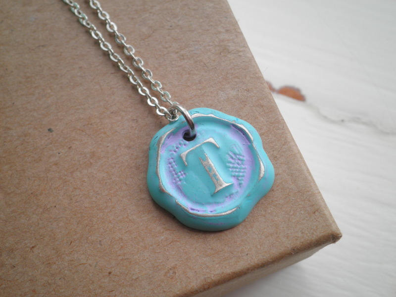Buchstabe T Initial Charm Halskette - Handbemalter Wachs Stempel Stil Boho Anhänger Blau & Lila Personalisierter Schmuck Geschenk von SoVeryCharming