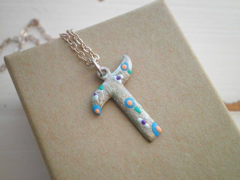 Buchstabe T Kleine Blumen Initial Charm Halskette - Handbemalter Anhänger, Boho Art Personalisierter Schmuck Öko Geschenk von SoVeryCharming