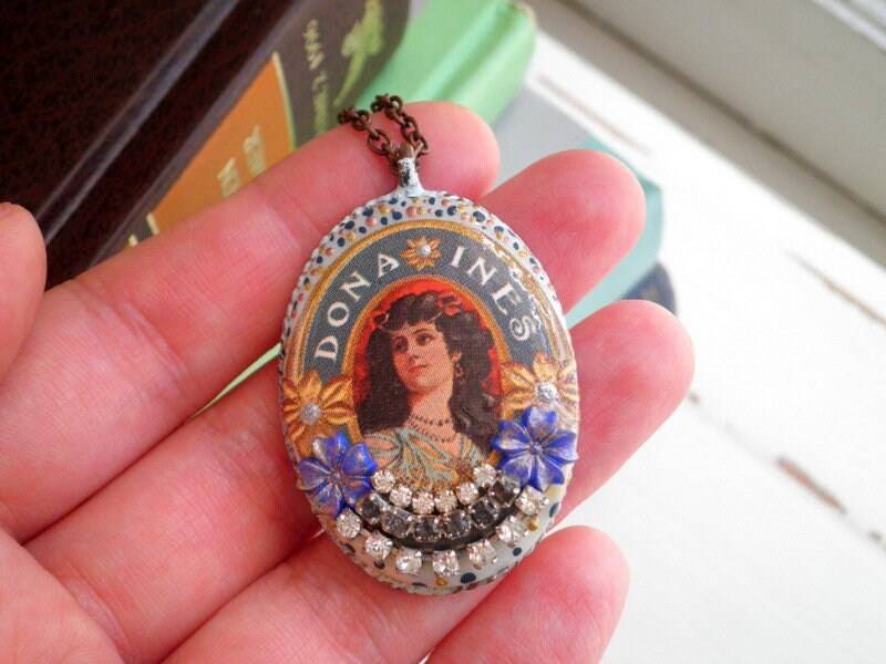 Cameo Statement Halskette - Zigarren Label Art Collage Up-Cycled Vintage Papier Ephemera Lady Anhänger Eco Schmuck Geschenk Für Sie von SoVeryCharming