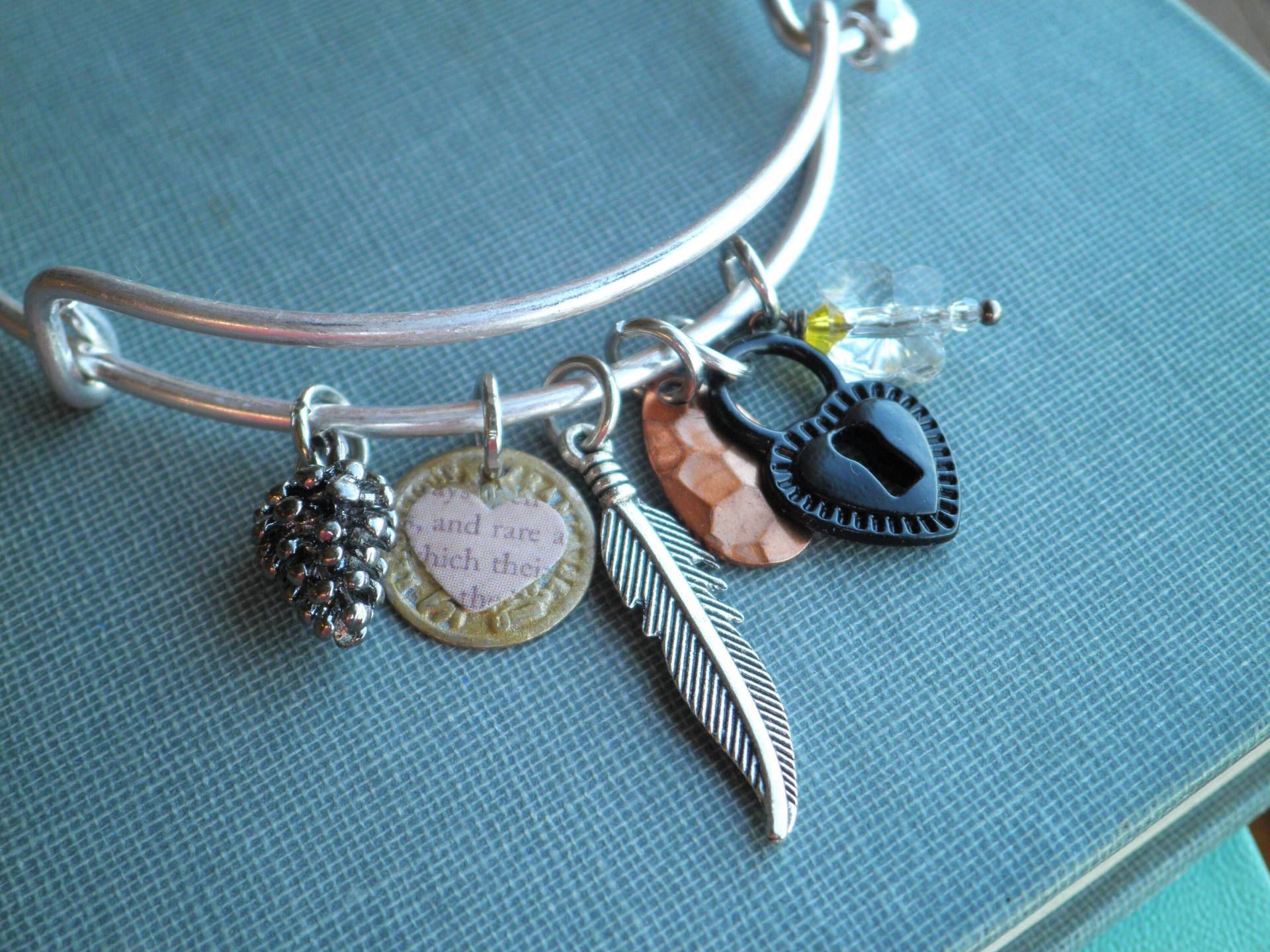 Feder & Herz Charm Armband - Silber Tannenzapfen + Kristall Schmetterling Boho Assemblage Schmuck Geschenk Verstellbares Wald Armband von SoVeryCharming