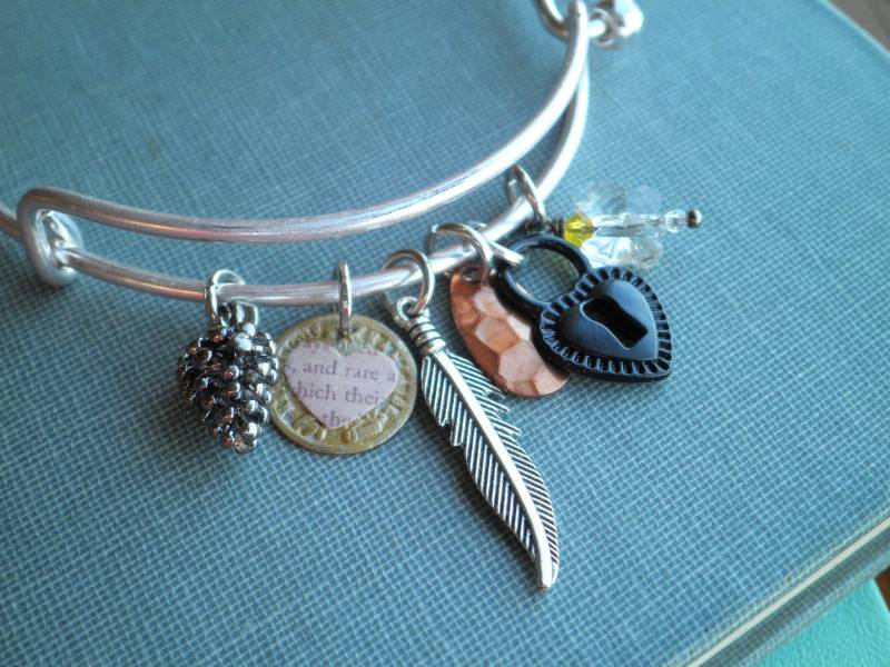 Feder & Herz Charm Armband - Silber Tannenzapfen + Kristall Schmetterling Boho Assemblage Schmuck Geschenk Verstellbares Wald Armband von SoVeryCharming