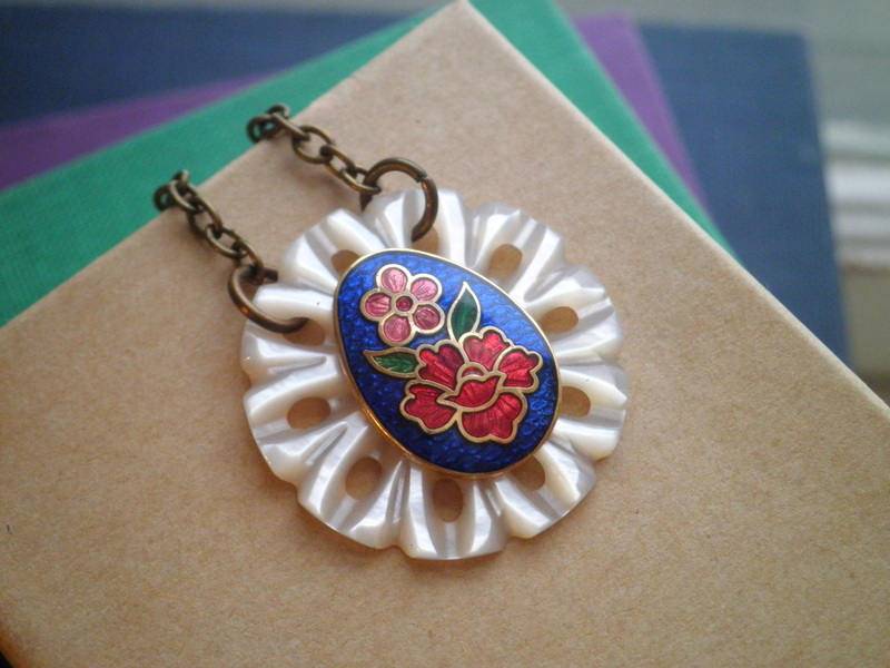 Floral Knopf Halskette - Retro Charme Vintage Emaille Blumen Perlmutt Cloisonne Boho Schmuck Eco Geschenk Für Sie von SoVeryCharming