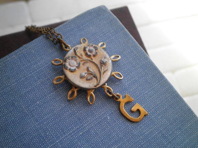 Messing Buchstabe G Vintage Knopf Charm Halskette - Initial Gemischter Metall Blumen Anhänger Mini & Retro Personalisierter Schmuck Geschenk von SoVeryCharming