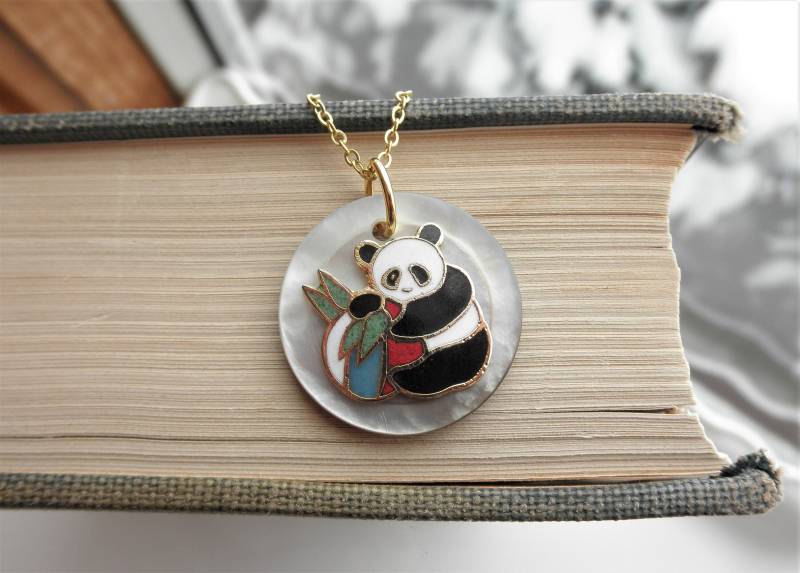 Panda Bär Halskette - Vintage Perlmutt Knopf + Emaille/Cloisonne & Wasserball Anhänger, Retro Tier Totem Boho Schmuck Eco Geschenk von SoVeryCharming