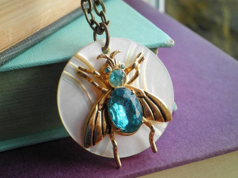 Vintage Biene Halskette - Insekte + Perlmutt Knopf Statement Anhänger Eco Schmuck Weißer & Blauer Strass von SoVeryCharming