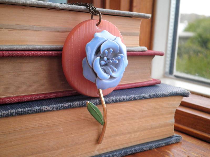 Vintage Blaue Emaille Blume Halskette - Up-Cycled Retro Knopf & Blumenbrosche Garten Lätzchen Anhänger Große Blaue Rose Boho Schmuck Geschenk von SoVeryCharming